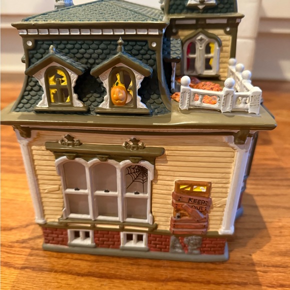 Snow Village Haunted Mansion - Picture 3 of 13